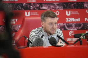 深夜炸弹！赫尔伯格发布会撂狠话：去阿什顿盖特不是踢球，是去拆家！米堡战术核武器已就位，布城颤抖吧！